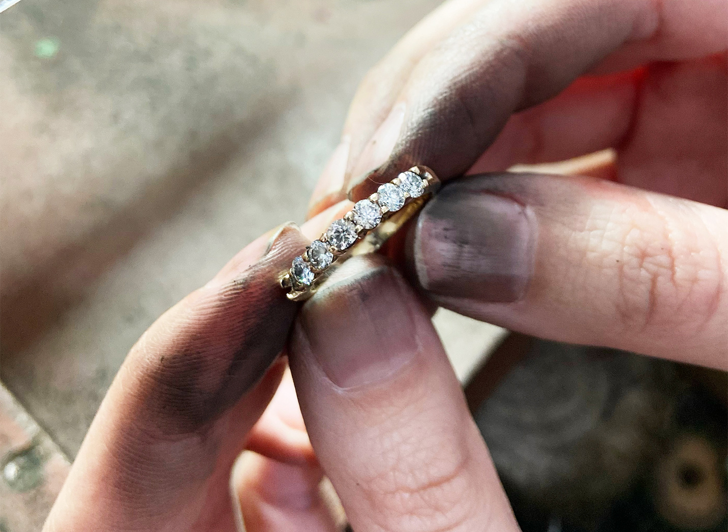 aliança de diamantes na mão de ourives