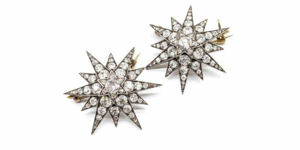 par de brincos em formato de estrelas cravejados com diamantes