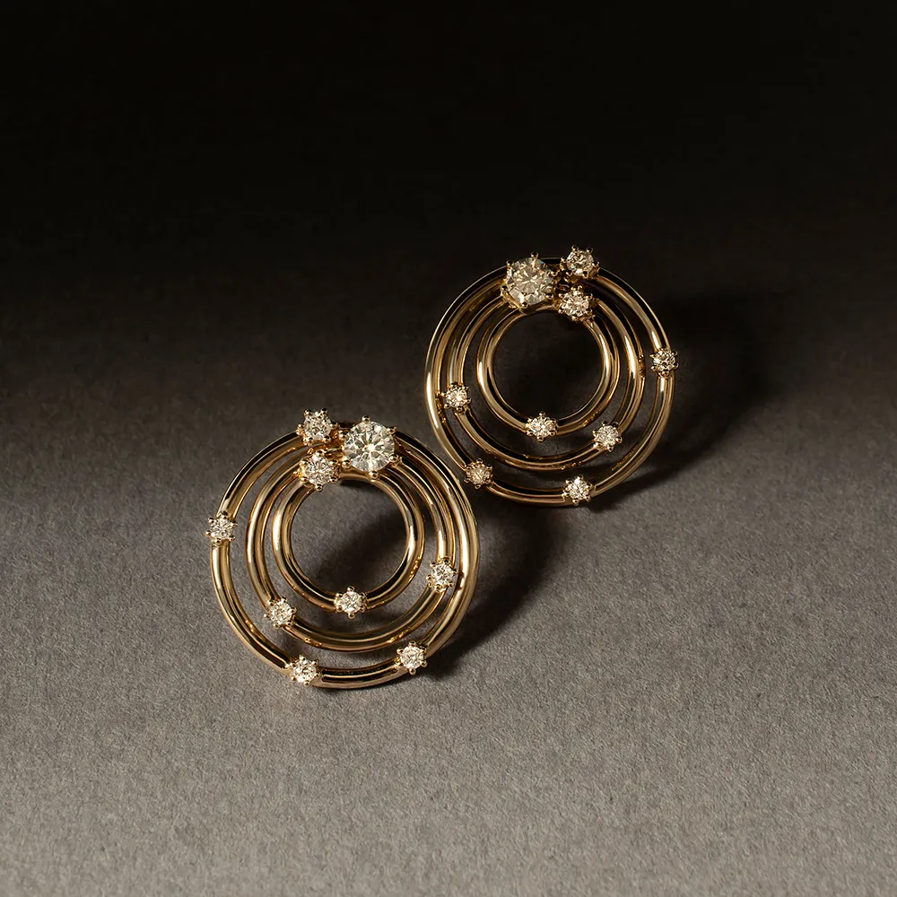 brincos orb bold com diamantes