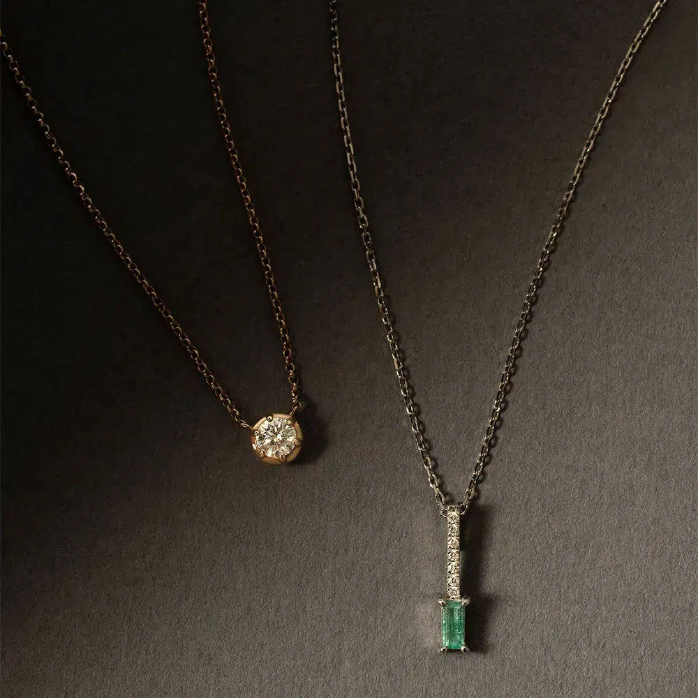 colares com diamantes e esmeralda