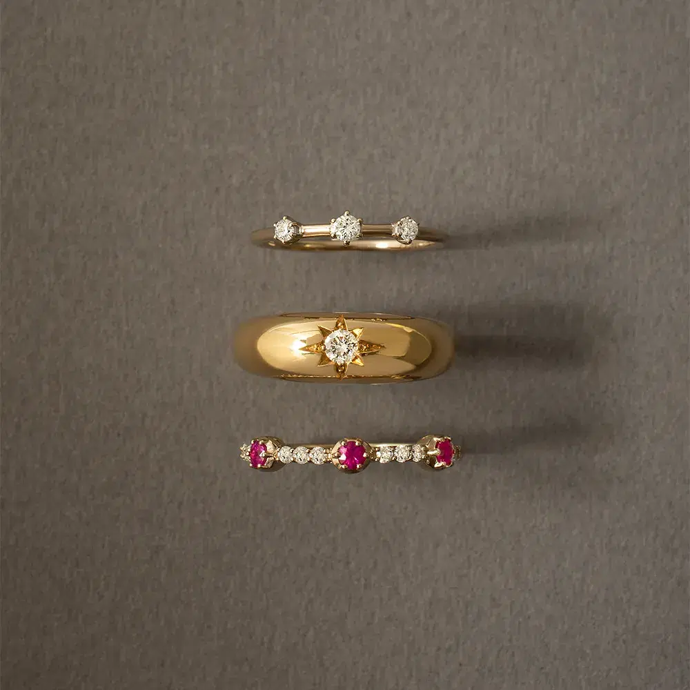 anéis com diamantes e rubis