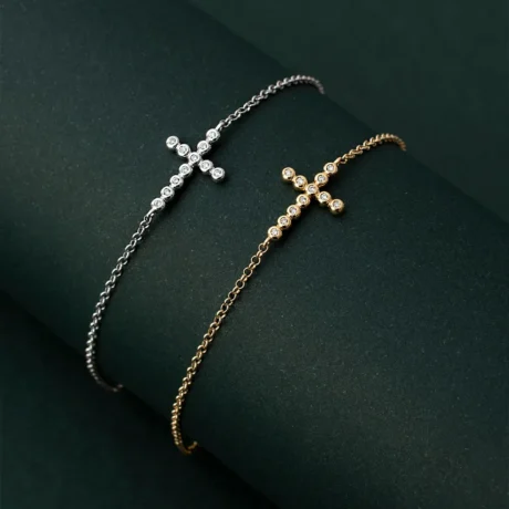 duas pulseiras com cruz e diamantes