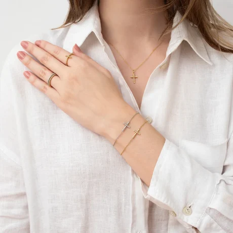 joias religiosas com cruz e diamantes