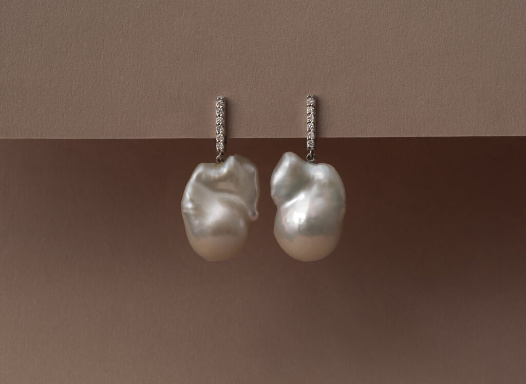 brinco de ouro branco com pérolas barrocas e diamantes